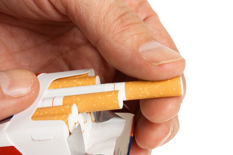 האם מעשנים בסיכון גבוה יותר ללקות בקורונה?